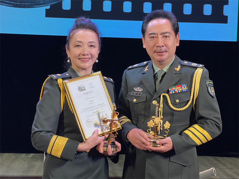 導(dǎo)演劉勁（右）與同事合影。阿壩州新聞傳媒中心供圖