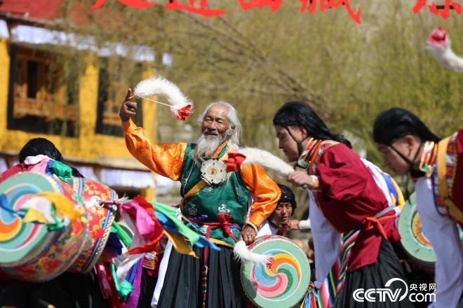 這里的人們，跳著從高原上長(zhǎng)出來(lái)的久河卓舞，舞動(dòng)人生，一代又一代。