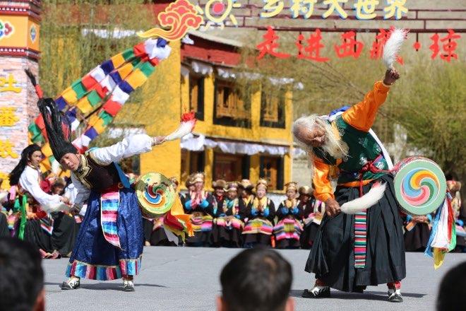 爺孫倆跳起舞來(lái)，鏗鏘有力。