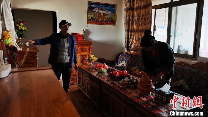 圖為群培和妻子在新家的客廳里。　張偉 攝