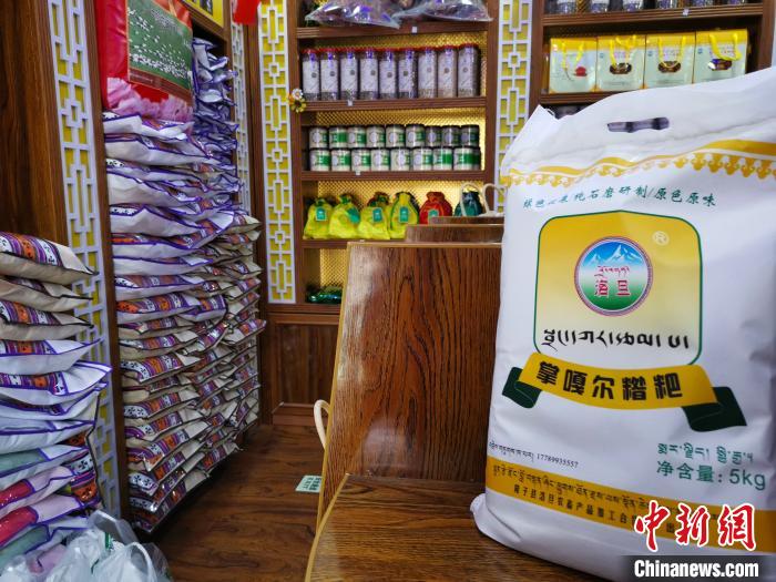 圖為洛桑旦增為自家青稞產品設計的商標與特色包裝?！垈?攝