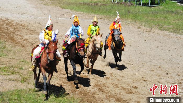 圖為少年騎手在比賽中?！垈?攝