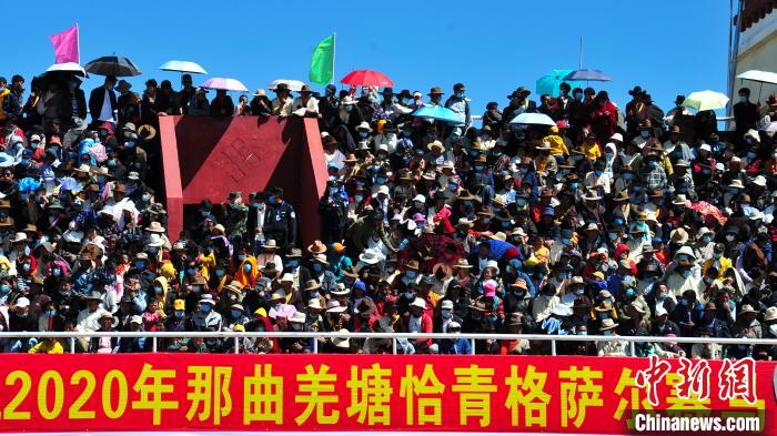 圖為當(dāng)日的比賽吸引了眾多觀眾?！垈?攝