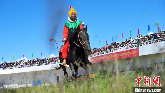 圖為少年騎手在比賽中?！垈?攝