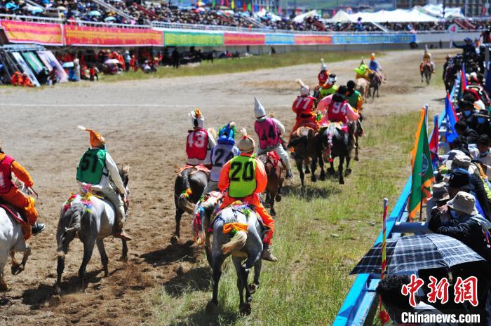 圖為少年騎手在比賽中?！垈?攝