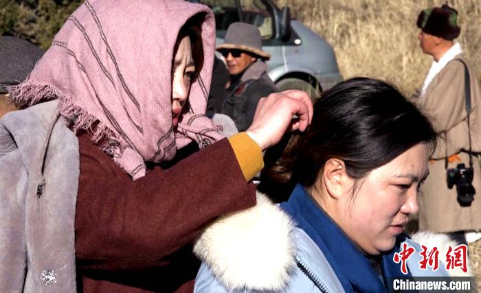 圖為1月13日，電影《雪域青春》群眾演員做拍攝準(zhǔn)備?！∝暽＠?攝