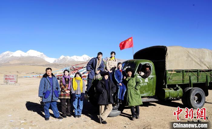圖為電影《雪域青春》主創(chuàng)團(tuán)隊(duì)在西藏唐古拉山拍攝點(diǎn)。　攝制組供圖 攝