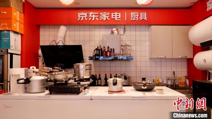 圖為店內(nèi)部分商品展示?！≈x牧 攝