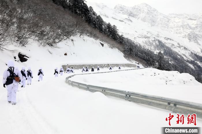 圖為徒步前進?！铎o 攝