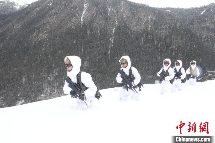 圖為徒步前進?！〗有?攝