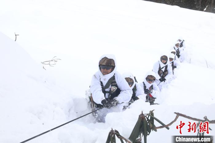 圖為依靠纜繩攀爬。　楊靜 攝