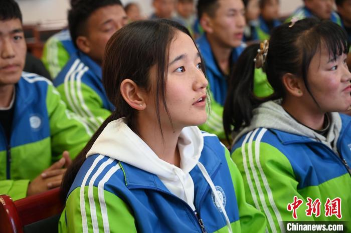 圖為學(xué)生在聆聽(tīng)授課。