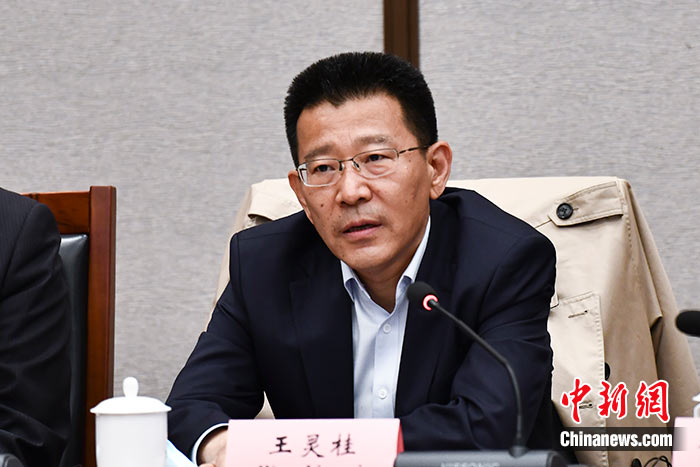 5月16日，由中國社會科學(xué)院西藏智庫、中國社會科學(xué)院民族學(xué)與人類學(xué)研究所主辦的第五屆西藏智庫國際論壇在北京舉行。中國社會科學(xué)院副院長王靈桂在致辭中表示，今年是西藏和平解放70周年，西藏人民團(tuán)結(jié)奮斗，把貧窮落后的舊西藏建設(shè)成經(jīng)濟(jì)發(fā)展、文化繁榮、社會進(jìn)步、環(huán)境良好、生活幸福的社會主義新西藏，西藏歷史上第一次徹底消滅了絕對貧困，同全國人民一起，西藏各族人民已經(jīng)走進(jìn)全面建成小康社會的新時代，進(jìn)入歷史發(fā)展的新坐標(biāo)。 <a target='_blank' ><p  align=