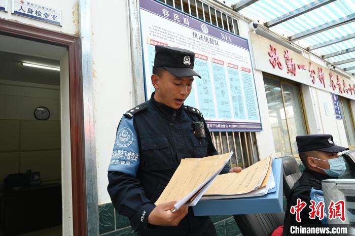 圖為洛桑朗嘎向記者展示卷宗?！≮w朗 攝