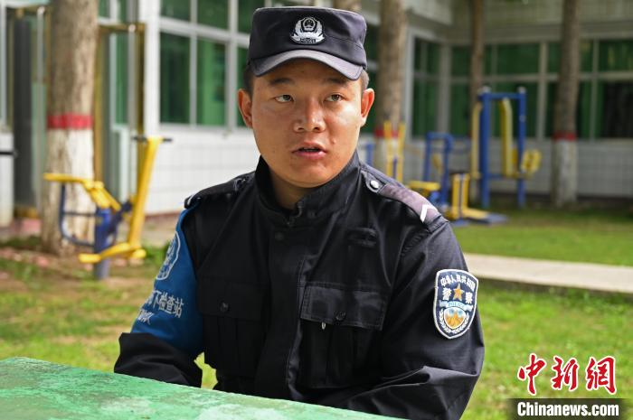 圖為邊煒接受記者采訪?！≮w朗 攝