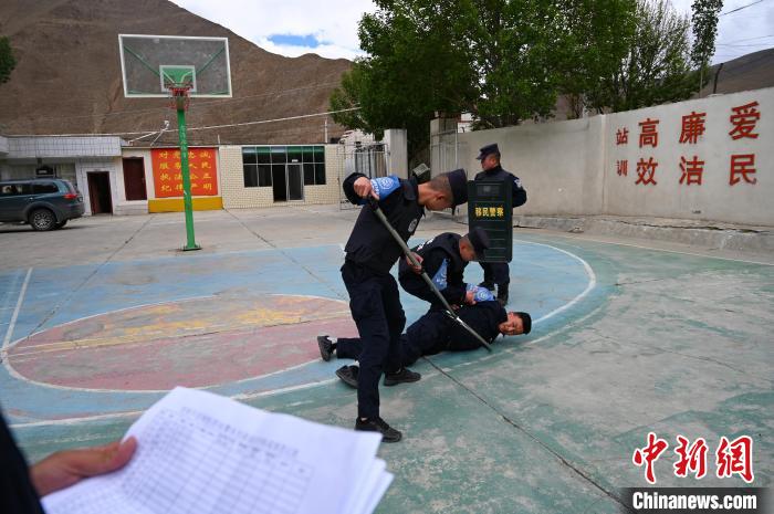 圖為移民管理警察進(jìn)行警務(wù)技能考核。　趙朗 攝