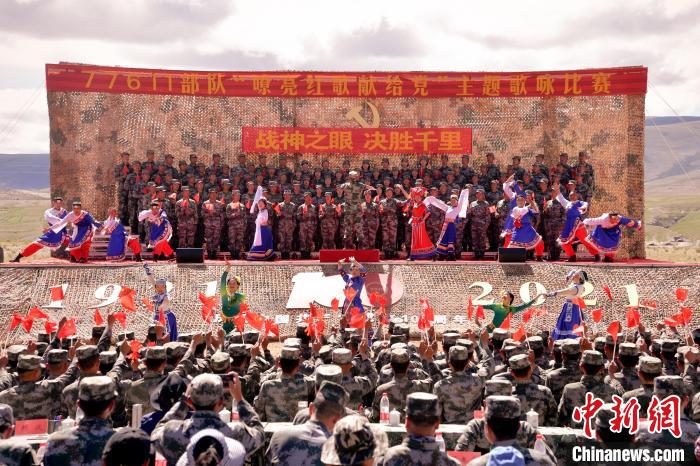 圖為主題歌詠比賽活動現(xiàn)場?！●R成鎖 　攝