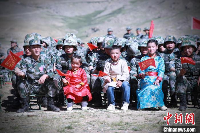 圖為駐地小朋友參加此次活動?！?普布扎西 攝