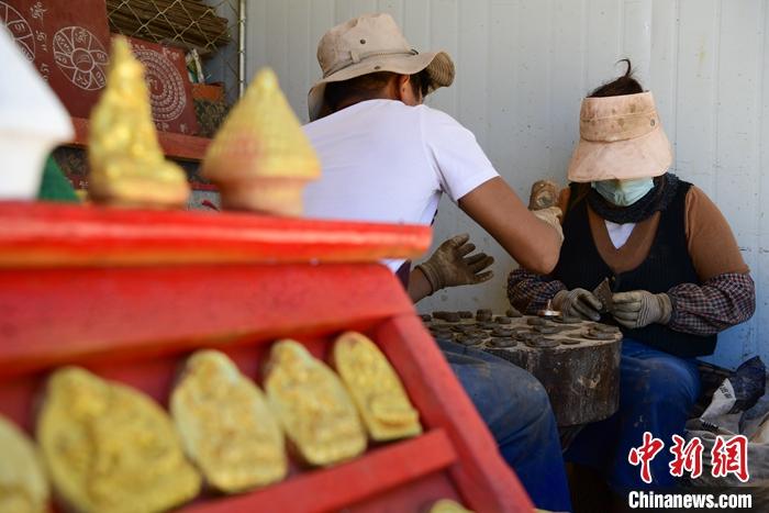 圖為6月14日，拉薩的手工藝人制作“擦擦”。 <a target='_blank' ><p  align=