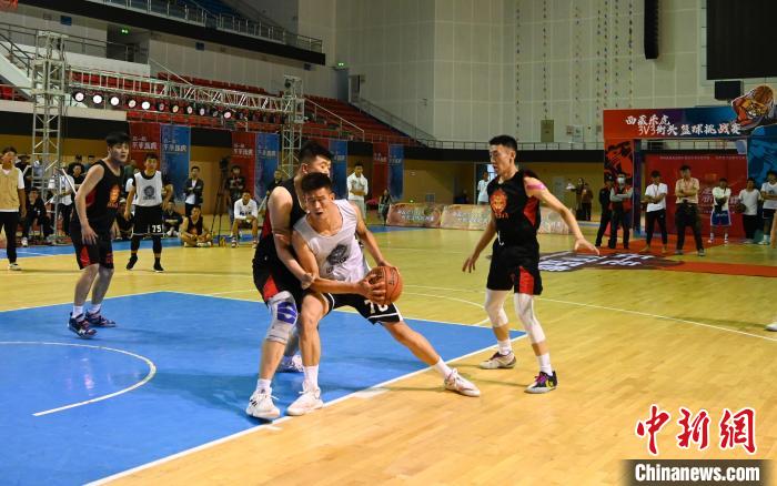 圖為西藏美康隊(duì)(白色球衣)對決雪域兄弟隊(duì)?！≮w朗 攝