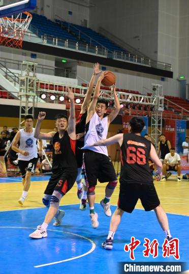 圖為西藏美康隊(duì)(白色球衣)對決雪域兄弟隊(duì)?！≮w朗 攝