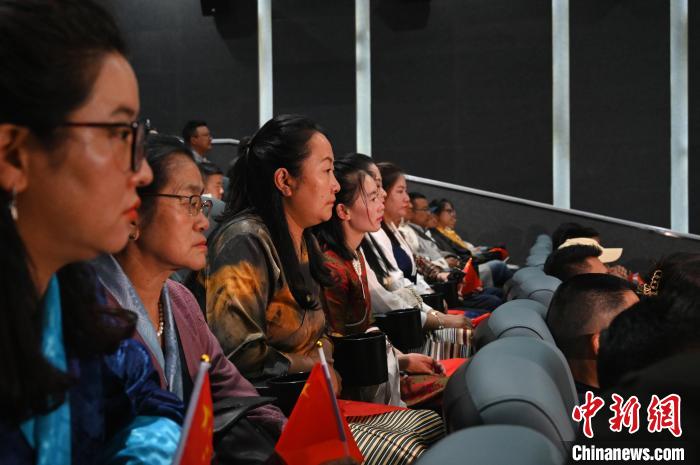 圖為觀眾觀看影片。　趙朗 攝