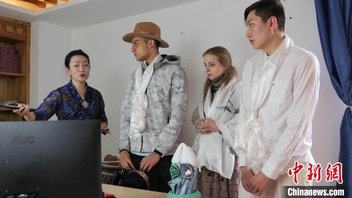 圖為圖為主播白瑪旺姆為留學(xué)生介紹直播流程?！≈x牧 攝