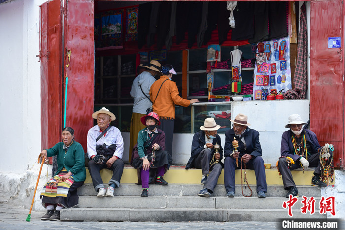 7月24日，轉(zhuǎn)經(jīng)老人在拉薩八廓街上休息。 <a target='_blank' ><p  align=
