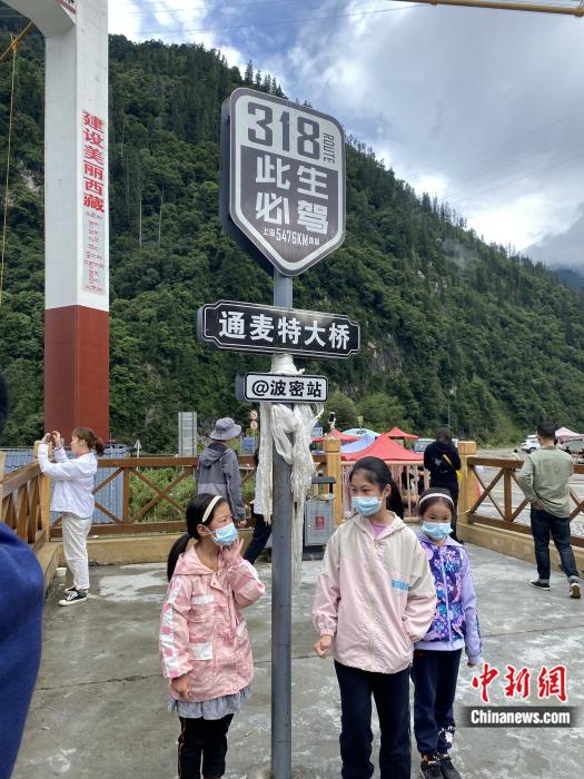 游人在通麥特大橋拍照打卡。彭寧鈴 攝