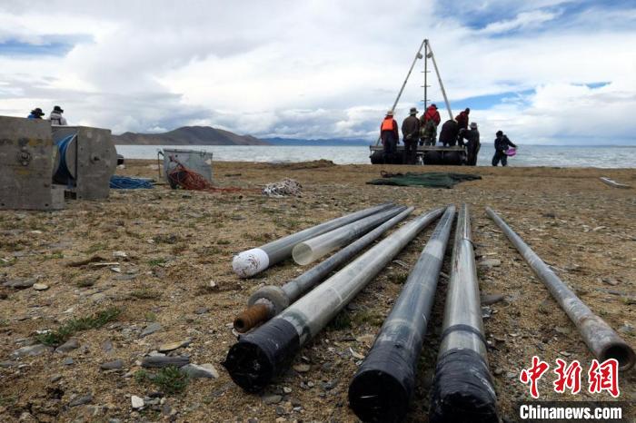 科考隊(duì)員從巴木錯(cuò)采集的科研樣品?！?lt;a target='_blank' ><p  align=