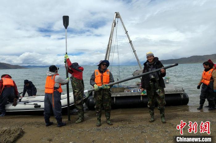 科考隊(duì)員從巴木錯(cuò)采樣歸來(lái)。　<a target='_blank' ><p  align=