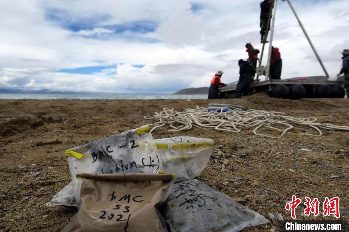 科考隊(duì)員從巴木錯(cuò)采集的科研樣品。　<a target='_blank' ><p  align=