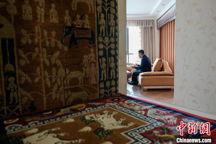 8月4日，次旦在拉薩的公司里懸掛展示的精美藏毯。 <a target='_blank' ><p  align=