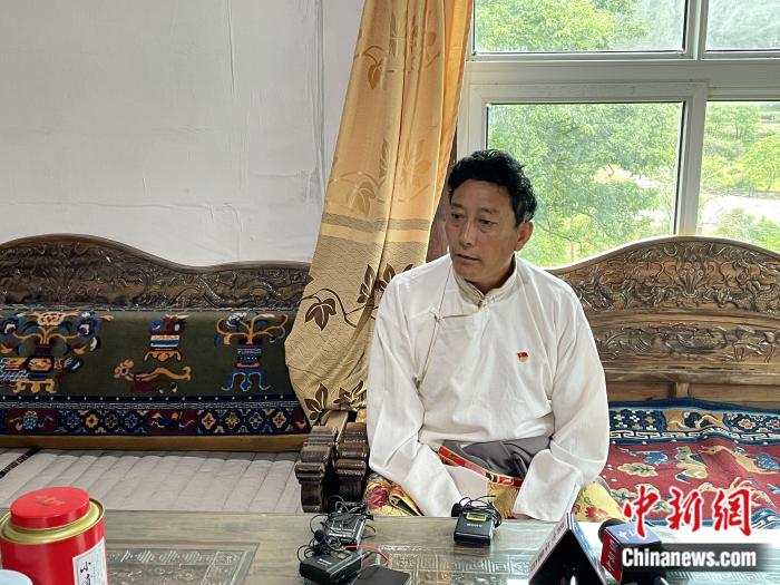 巴卡村黨支部書(shū)記、村委會(huì)主任尼瑪次仁。周璟 攝