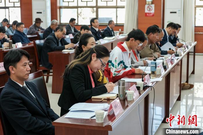 圖為8月10日座談會現(xiàn)場，左一為歸國定居藏胞晉美次旦。　江飛波 攝