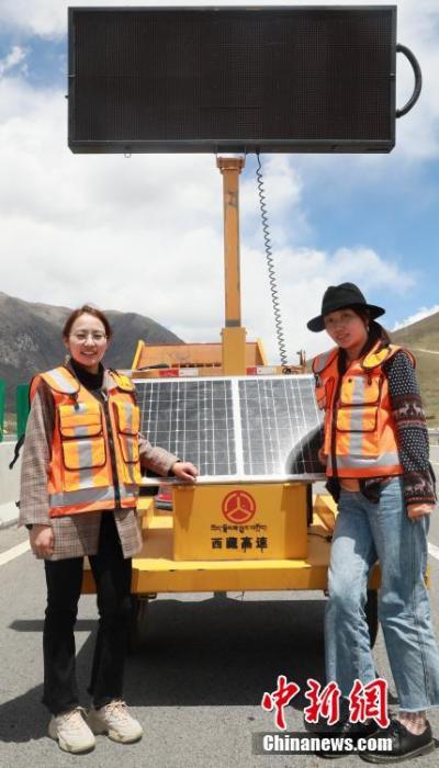 圖為萍措(右)在采訪過程中留影。(資料圖片) <a target='_blank' ><p  align=