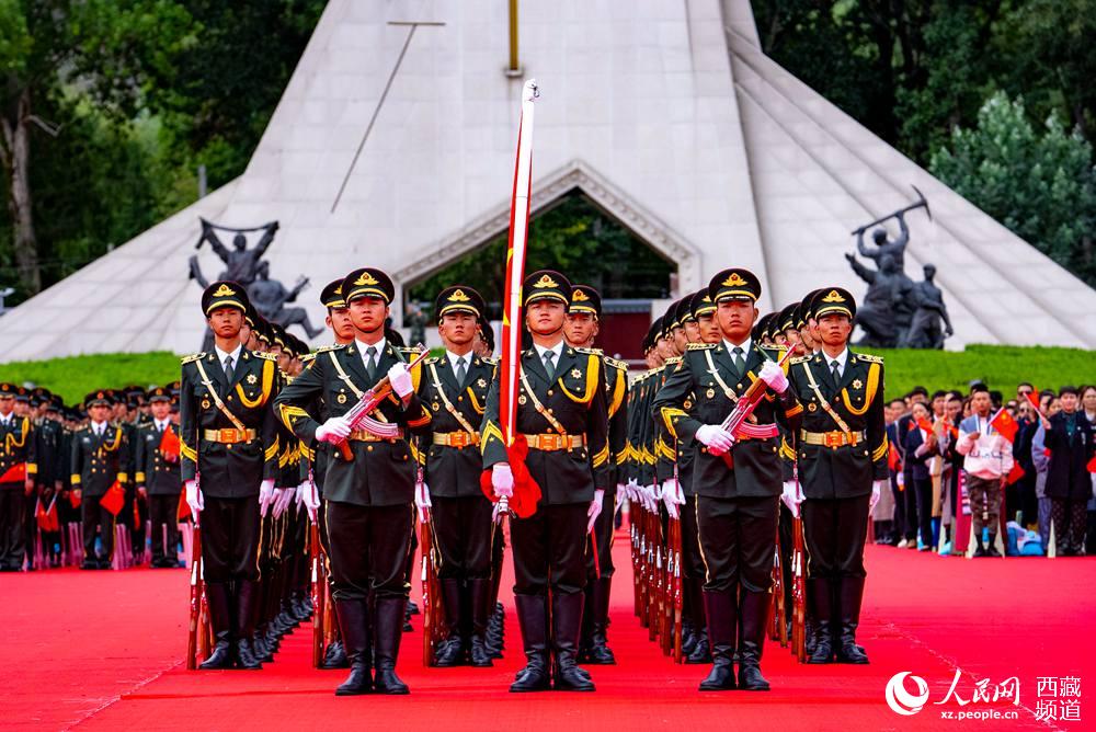 8月19日10時，慶祝西藏和平解放70周年大會在拉薩市布達(dá)拉宮廣場隆重舉行。這是大會舉行升旗儀式。徐馭堯 攝