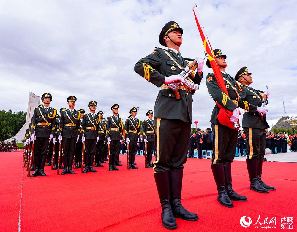 8月19日10時，慶祝西藏和平解放70周年大會在拉薩市布達(dá)拉宮廣場隆重舉行。這是大會舉行升旗儀式。徐馭堯 攝