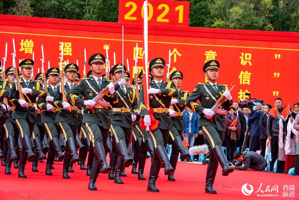 8月19日10時，慶祝西藏和平解放70周年大會在拉薩市布達(dá)拉宮廣場隆重舉行。這是大會舉行升旗儀式。徐馭堯 攝