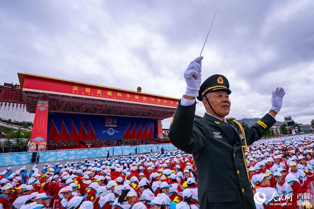 8月19日10時，慶祝西藏和平解放70周年大會在拉薩市布達(dá)拉宮廣場隆重舉行。徐馭堯 攝