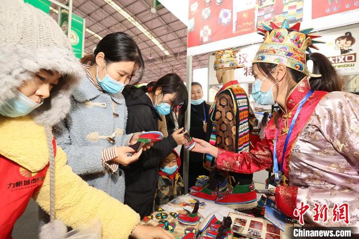 西藏瓊結(jié)赴襄陽參加漢江流域農(nóng)業(yè)博覽會，農(nóng)特產(chǎn)品受青睞(資料圖) 湖北省援藏辦供圖