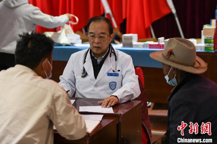 北京大學(xué)人民醫(yī)院心臟中心副主任、博士生導(dǎo)師王偉民為農(nóng)牧民問(wèn)診。　江飛波 攝