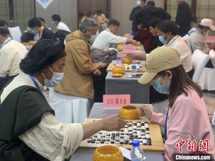 圖為參賽選手正在進行藏棋對弈?！≈x牧 攝