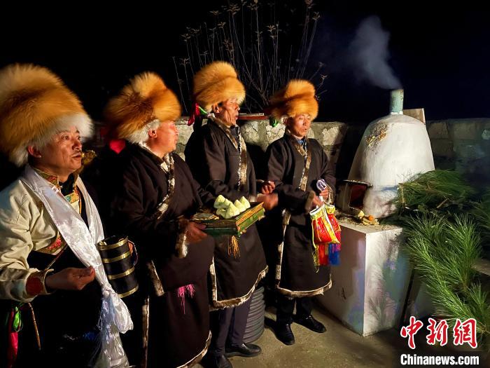 圖為除夕之夜進(jìn)行的驅(qū)鬼儀式?！∪轿木?攝