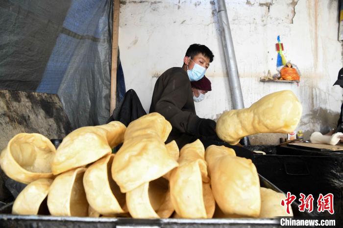 圖為拉薩手藝人制作藏歷新年供品“德卡”?！∝暩聛?lái)松 攝