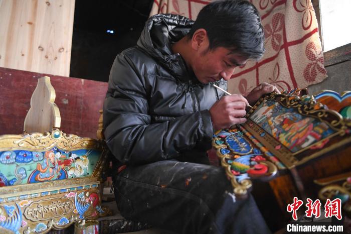 圖為拉薩手藝人制作年貨“切瑪盒”。　貢嘎來(lái)松 攝