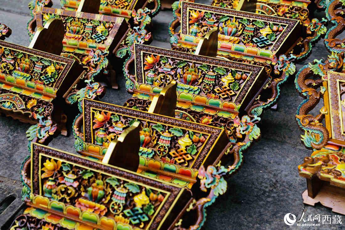 年貨市場(chǎng)上的切瑪盒。（切瑪盒是藏歷新年吉祥物，是在精制斗型木盒中用隔板分開，分別盛入炒麥粒和糌粑，插上“仔卓”，象征著人壽年豐、吉祥如意。）人民網(wǎng) 次仁羅布攝