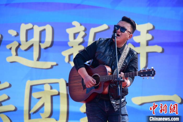 圖為文藝匯演現(xiàn)場。　貢嘎來松 攝