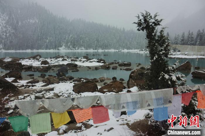 然烏湖春雪飄落。　冉文娟 攝