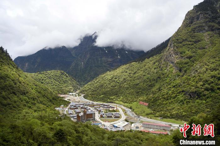 位于山間的玉麥鄉(xiāng)。